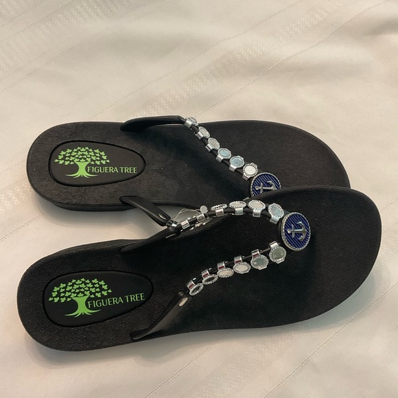 New Figuera Tree Flip Flops. Size 8 - Picture 4 of 5